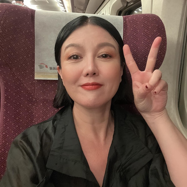 苗可麗簡直《影后》柯麗芬真實翻版！女兒娃娃吸滿眼淚，去英國念書前卻不敢擁抱....兩人學習跟遺憾和解