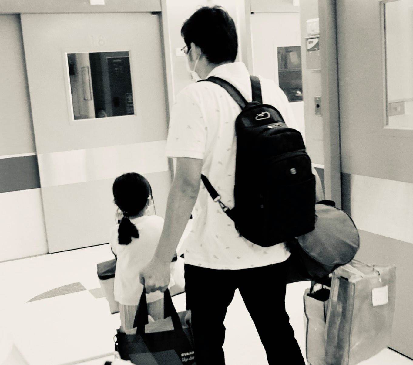 新冠5歲女童出院，爸爸自願陪伴抗疫58天，父女踏出負壓隔離病房的背影，讓人感動落淚！