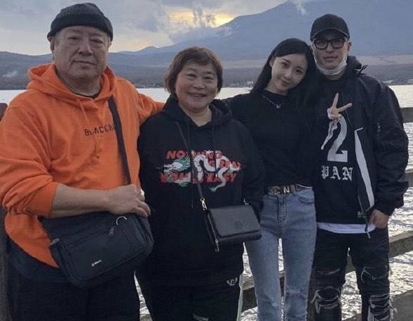 潘瑋柏公布結婚，老婆是最美空姐Luna宣云，周董、王陽明道喜！黃靖倫宣布當爸，盼兒子帥氣