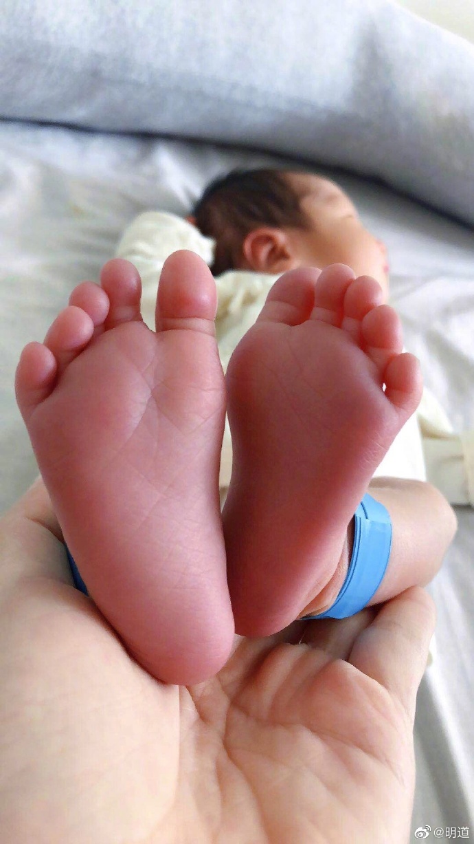 明道兒子已2個月大，王子不變青蛙變奶爸！證實去年與王婷萱甜婚，全程陪產同享天倫樂